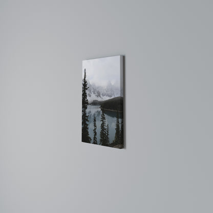 MISTY FOREST BOUNDARIES Stampa su Tela Verticale