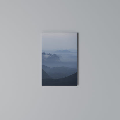 MISTY MOUNTAIN WHISPER Stampa su Tela Verticale