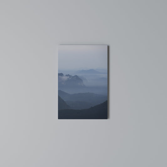 MISTY MOUNTAIN WHISPER Stampa su Tela Verticale