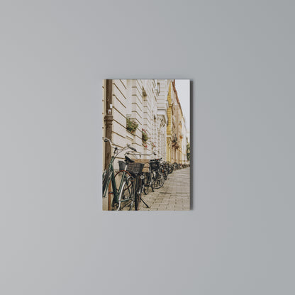 URBAN CYCLE HAVEN Stampa su Tela Verticale