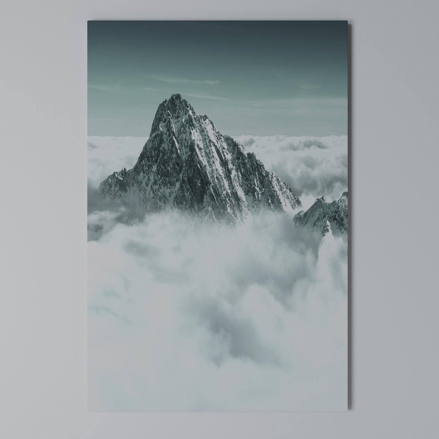 CLOUD-KISSED PEAK Stampa su Tela Verticale