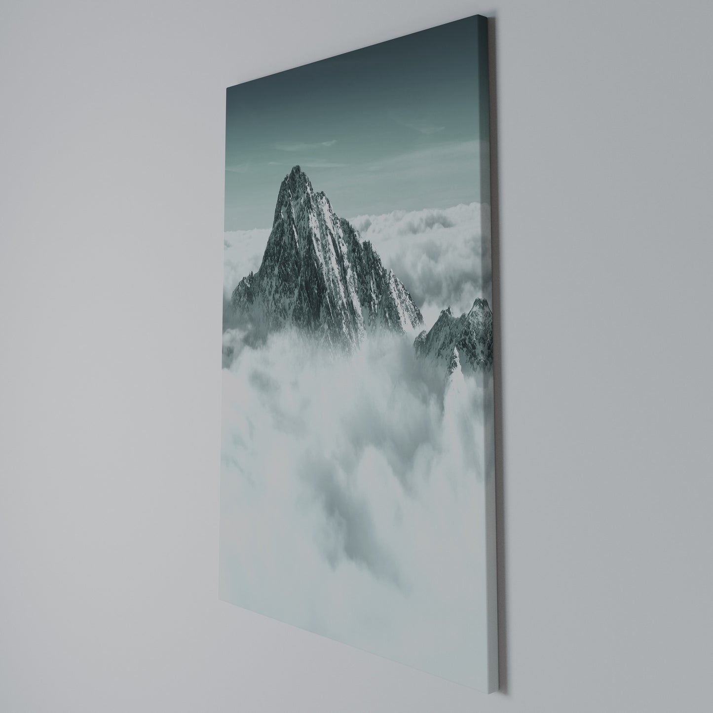 CLOUD-KISSED PEAK Stampa su Tela Verticale