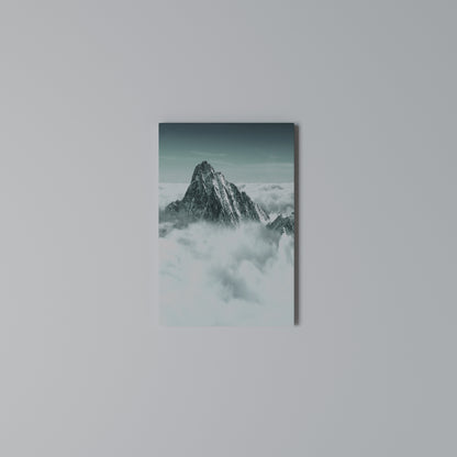 CLOUD-KISSED PEAK Stampa su Tela Verticale