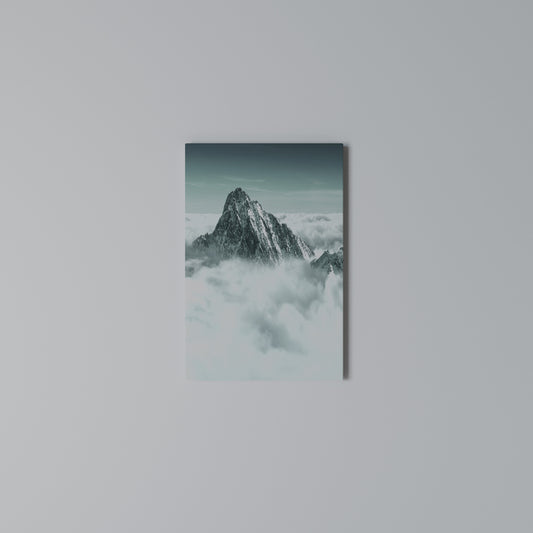 CLOUD-KISSED PEAK Stampa su Tela Verticale
