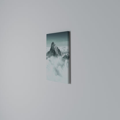 CLOUD-KISSED PEAK Stampa su Tela Verticale